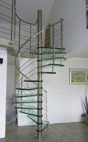 Wendeltreppe - SPIRO - Trescalini - schrägverzahnt / Glasstufen / mit Edelstahlstruktur