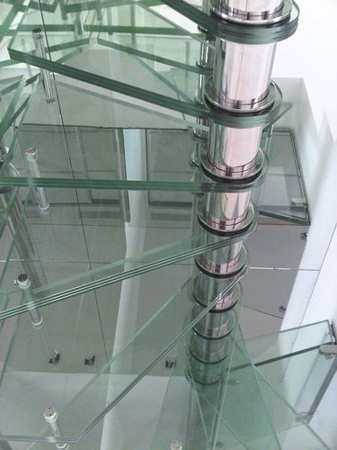 Treppe / abgewinkelte Spindeltreppe - QUADRO  - Trescalini - schrägverzahnt / rundgewendelt / Glasstufen