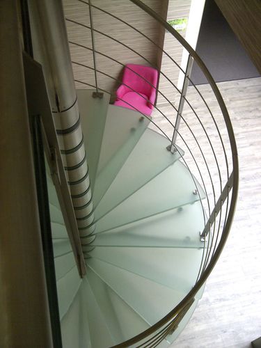 Wendeltreppe - SPIRO QUADRO - Trescalini - schrägverzahnt / rundgewendelt / Glasstufen