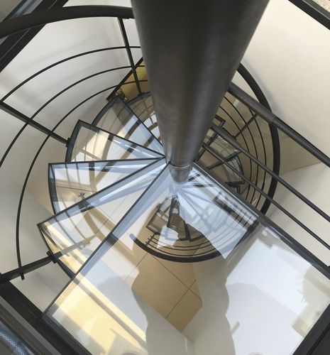 Wendeltreppe - HELIX  - Trescalini - schrägverzahnt / Holzstufen / Edelstahlstufen