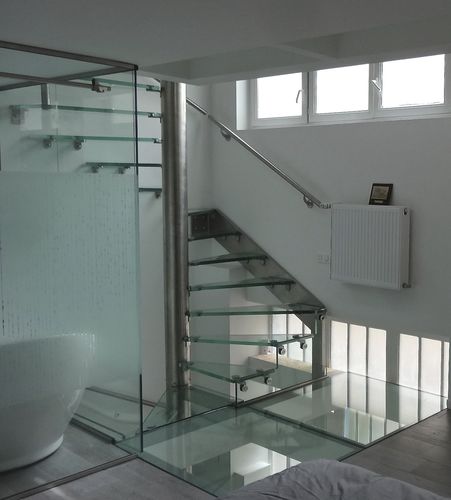 Treppe / abgewinkelte Spindeltreppe - PIVOT  - Trescalini - schrägverzahnt / Glasstufen / mit Edelstahlstruktur