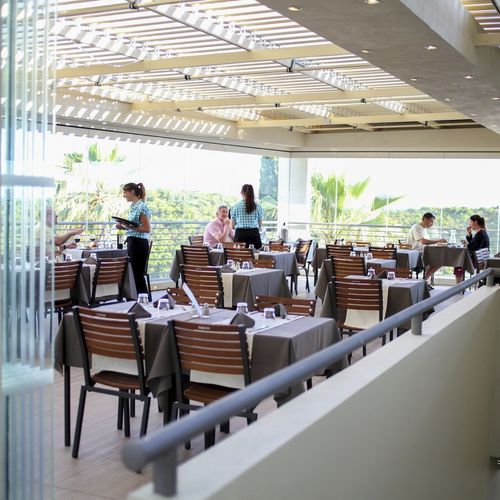 Angebaute Pergola - COSPICON  SA - aus lackiertem Aluminium / mit orientierbaren Lamellen / mit Sonnenschutzlamellen