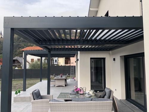 Angebaute Pergola - COSPICON  SA - aus lackiertem Aluminium / mit orientierbaren Lamellen / mit Sonnenschutzlamellen