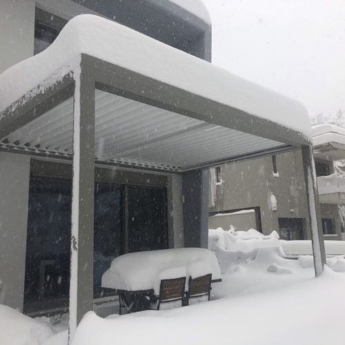 Selbsttragende Pergola - COSPIBIO - COSPICON  SA - angebaut / Aluminium / mit orientierbaren Lamellen