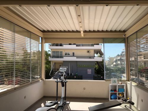 Angebaute Pergola - COSPICON  SA - aus lackiertem Aluminium / mit orientierbaren Lamellen / mit Sonnenschutzlamellen