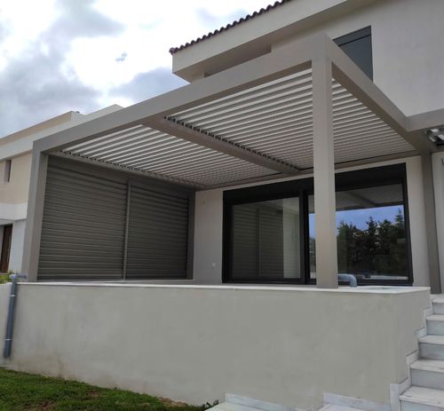 Angebaute Pergola - CospiBio - COSPICON  SA - Aluminium / mit orientierbaren Lamellen / mit Sonnenschutzlamellen