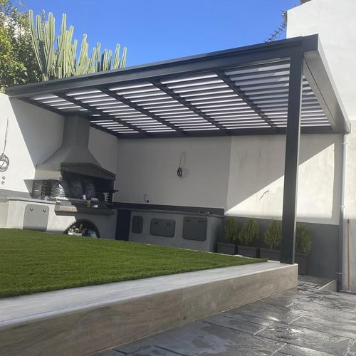 Angebaute Pergola - Cospisun - COSPICON  SA - Aluminium / mit Sonnenschutzlamellen / Polycarbonat-Überdachungen