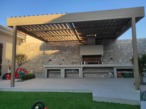 Angebaute Pergola - Cospilouvre - COSPICON  SA - Aluminium / mit orientierbaren Lamellen / mit Sonnenschutzlamellen