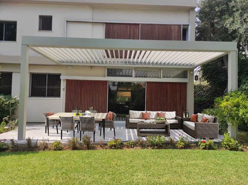 Angebaute Pergola - pergola - COSPICON  SA - Aluminium / aus lackiertem Aluminium / mit orientierbaren Lamellen