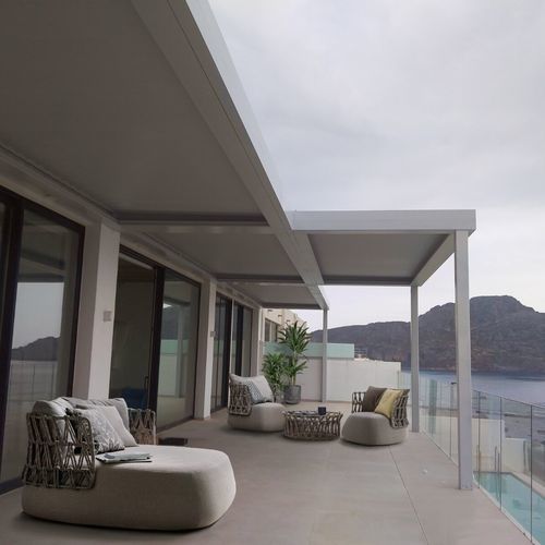 Angebaute Pergola - CospiBio - COSPICON  SA - Aluminium / mit orientierbaren Lamellen / mit Sonnenschutzlamellen