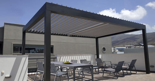 Angebaute Pergola - CospiBio - COSPICON  SA - Aluminium / mit orientierbaren Lamellen / mit Sonnenschutzlamellen