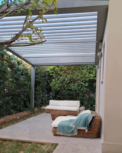 Angebaute Pergola - CospiBio - COSPICON  SA - Aluminium / mit orientierbaren Lamellen / mit Sonnenschutzlamellen