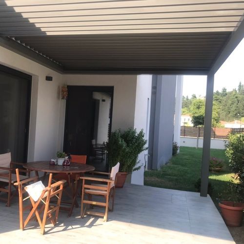 Angebaute Pergola - CospiBio - COSPICON  SA - Aluminium / mit orientierbaren Lamellen / mit Sonnenschutzlamellen
