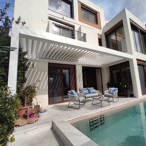 Angebaute Pergola - CospiBio  - COSPICON  SA - Aluminium / mit orientierbaren Lamellen / mit Sonnenschutzlamellen
