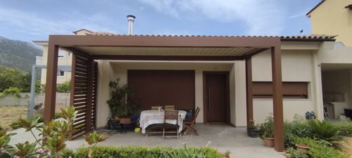 Angebaute Pergola - cospiBio Nea Makri - COSPICON  SA - Aluminium / mit orientierbaren Lamellen / mit Sonnenschutzlamellen