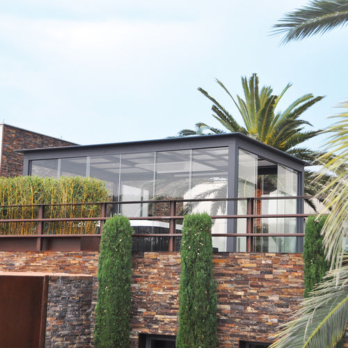 Selbsttragende Pergola - R-SKY - Azenco Groupe - angebaut / thermolackiertes Aluminium / Glas