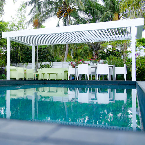 Selbsttragende Pergola - R-BLADE - Azenco Groupe - angebaut / thermolackiertes Aluminium / mit orientierbaren Lamellen