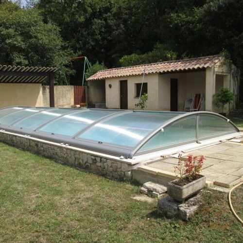 Niedrige Schwimmbadüberdachung - VISIO&reg; - Azenco Groupe - Schiebe / Aluminium / mit manueller Bedienung