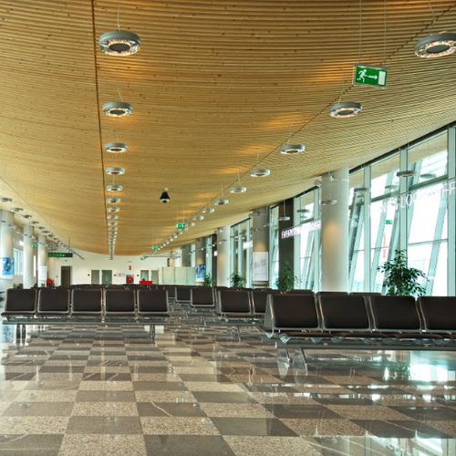 Holzzwischendecke - JOŽE PUČNIK AIRPORT - Riko Hiše - aus Fliesen / gebogen