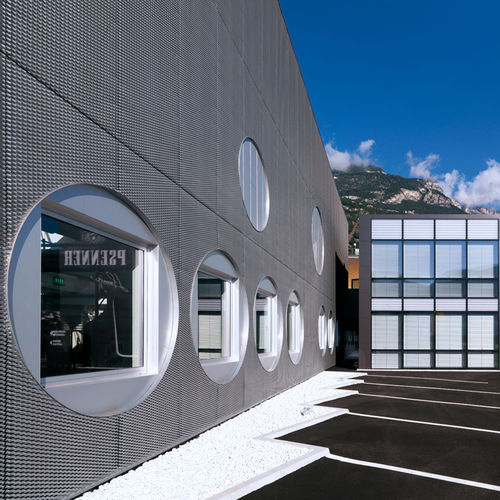 Fassadenverkleidung für hinterlüftete Fassade - PSENNER DISTILLERY, TERMENO - ZINTEK - Folie / Kupfer / Titanzink