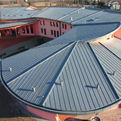 Flachdach - NOVALIS SCHOOL, CONEGLIANO - ZINTEK - Kupfer / Titanzink / Metalloptik