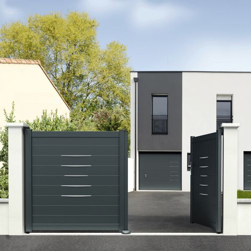 Einflügeliges Tor - ALINÉA - Kostum - Schiebe / Aluminium / Lamellen