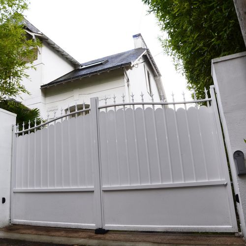 Einflügeliges Tor - LOCRONAN - Kostum - Schiebe / Aluminium / mit Stangen