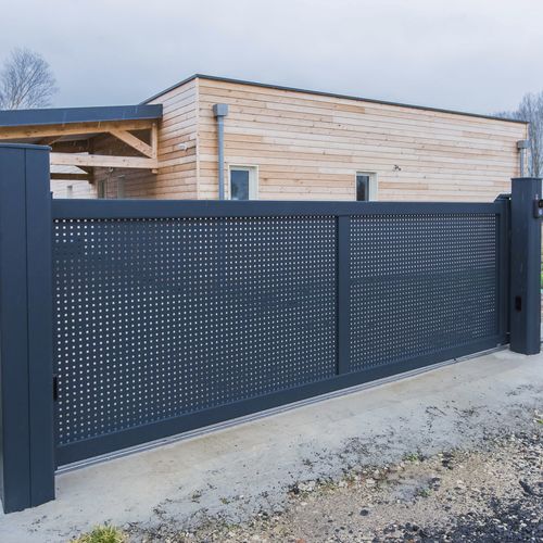 Schiebetor - GWION - Kostum - Aluminium / Lochblech / motorisiert