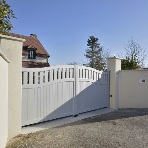 Einflügeliges Tor - ENEZ - Kostum - Schiebe / Aluminium / Lamellen