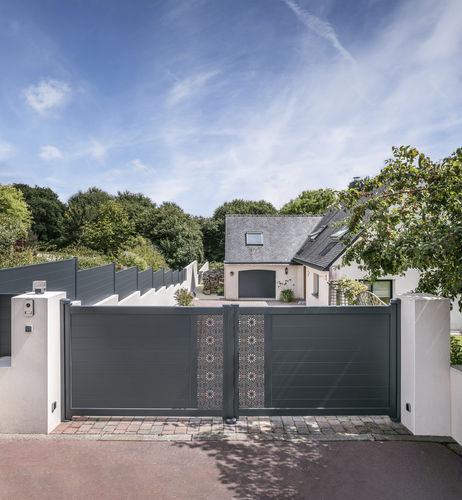 Einflügeliges Tor - CADO - Kostum - Aluminium / Lamellen / motorisiert