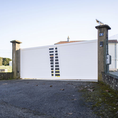 Einflügeliges Tor - TOULLAN - Kostum - Schiebe / Aluminium / Lamellen