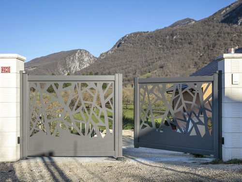 Einflügeliges Tor - AWENIG  - Kostum - Aluminium / Lochblech / motorisiert