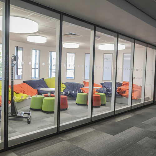 Schiebe-Stapel-Trennwand - Celestial - Apton Partitioning Limited - Falt / mit Doppelverglasung / Aluminium