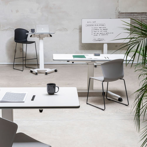 Hocker / organisches Design - WHASS - Actiu - Kunststoff / Gestell aus Polypropylen / mit Rollen