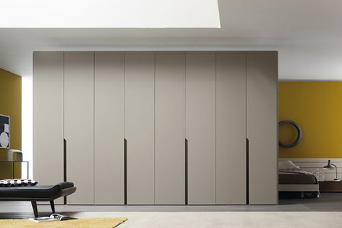 Moderner Kleiderschrank - MULTIPLO - Le Monde Wood - Holz / mit Schwingtür