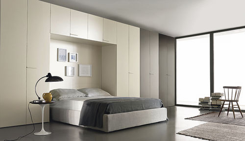 Moderner Kleiderschrank - MULTIPLO - Le Monde Wood - Holz / mit Schwingtür / mit Bettbrücke