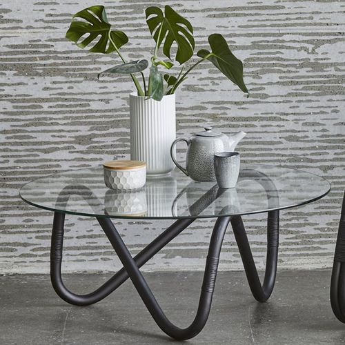 Moderner Couchtisch - WAVE : 7042 - Cane-line A/S - Rattan / Glas / dreieckig