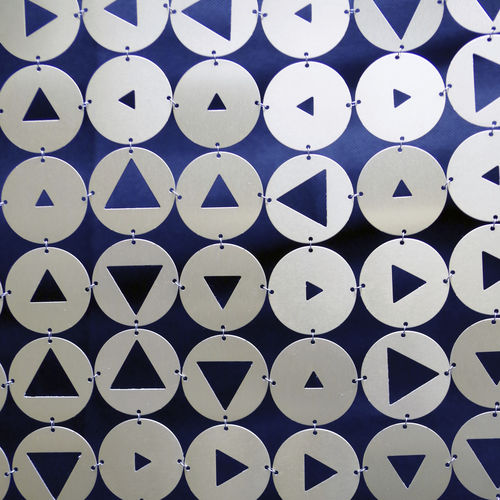 Faltenvorhang - Platines Ooz - LE LABO DESIGN - mit geometrischen Motiven / Metall