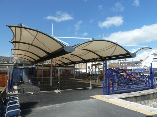 Vordach Flächentragwerk - NEWQUAY  - Fabric Architecture - Metallrahmen / mit Glasfasermembran / für öffentliche Bereiche