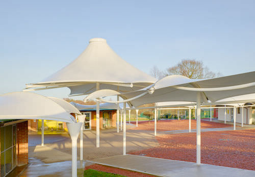 Vordach Flächentragwerk - DOGS TRUST - Fabric Architecture - Metallrahmen / PVC-Folie
