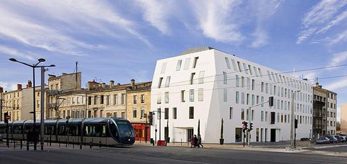 Paneel-Fassadenverkleidung - SEEKO'O HOTEL - Dupont Building and Construction - Mineralwerkstoff / glatt