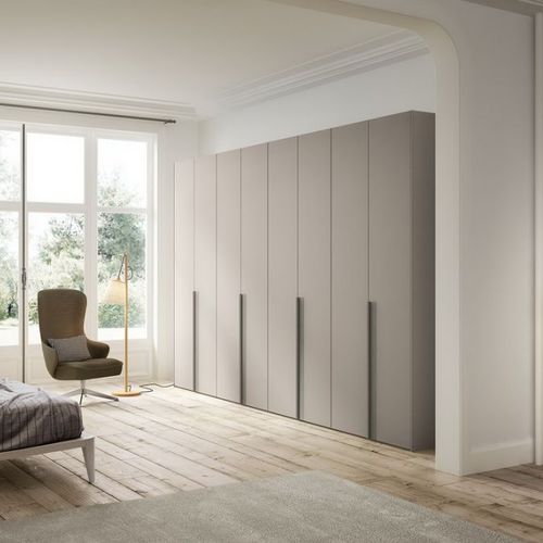 Moderner Kleiderschrank - SNAP - Morassutti Arredamenti - lackiertes Holz / mit Schwingtür