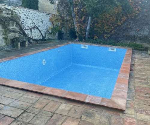 Beton-Poolumrandung - ANDUZE - ROUVIERE - gebogen