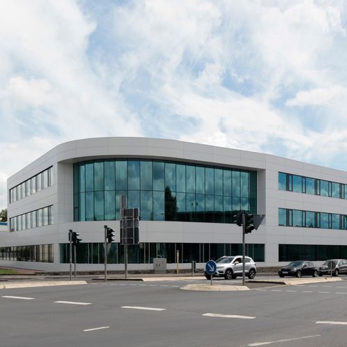 Paneel-Fassadenverkleidung - QBISS SCREEN H+ - Trimo - Metall / glatt / für hinterlüftete Fassade