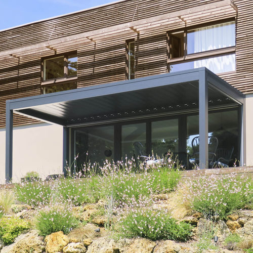Selbsttragende Pergola - PERGO'KLIM - SOLISO EUROPE - angebaut / extrudiertes Aluminium / mit orientierbaren Lamellen