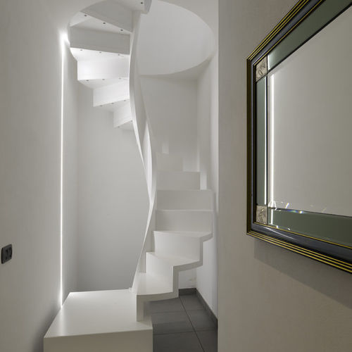 Spindeltreppe - Interbau - Holzstufen / mit Holzstruktur / originelles Design