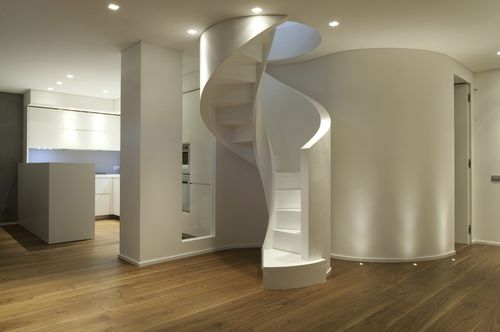 Spindeltreppe - 700 - Interbau - Holzstufen / modern / Wangen