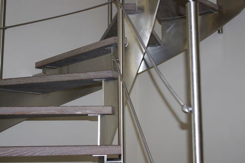Viertelgewendelte Treppe - 500 - Interbau - Holzstufen / Glasstufen / mit Metallstruktur