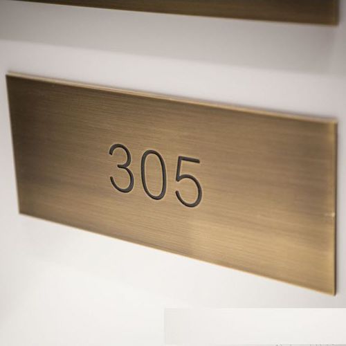 Schild für Tür - SLOW - APIR SRL - wandmontiert / Messing / in Brailleschrift