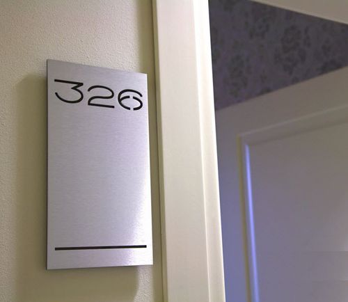 Wandmontiertes Schild - SAV - APIR SRL - Plexiglas® / Aluminium / Messing